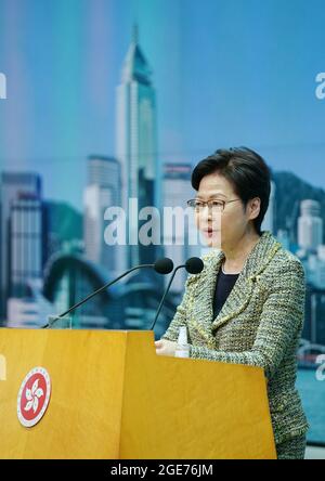 Hong Kong, Cina. 17 agosto 2021. Direttore generale della Regione amministrativa speciale cinese di Hong Kong (HKSAR) Carrie Lam risponde alle domande durante una conferenza stampa regolare, a Hong Kong, Cina meridionale, 17 agosto 2021. PER ANDARE CON 'la dissoluzione del gruppo anti-Cina il fronte dei diritti umani civili non ha niente a che fare con la libertà: Carrie Lam' Credit: Wang Shen/Xinhua/Alamy Live News Foto Stock