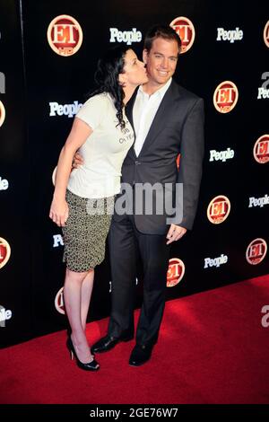 (L-R) attrice Pauley Perrette e attore Michael Weatherly partecipa agli arrivi per l'intrattenimento Tonight e PEOPLE Emmy After Party alla Walt Disney Concert Hall il 21 settembre 2008 a Los Angeles, California. Foto Stock