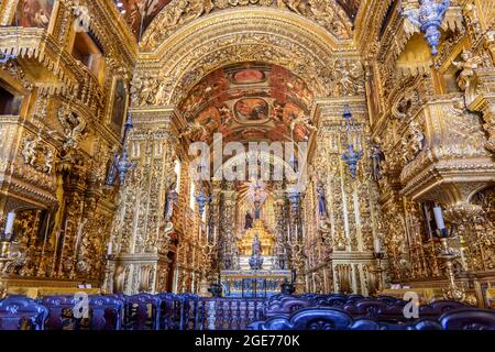 Interno e altare di una storica chiesa brasiliana antica del 18 ° secolo in architettura barocca con dettagli delle pareti in foglia d'oro nel Foto Stock