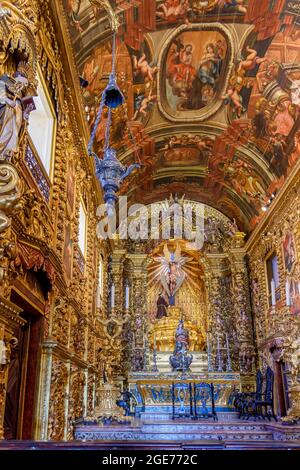 Interno e altare di una storica chiesa brasiliana antica del 18 ° secolo in architettura barocca con dettagli delle pareti in foglia d'oro nel Foto Stock