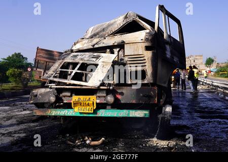 Ajmer,India , agosto 17: Gli esperti di Criminalistica effettuano la revisione tecnica dei veicoli interessati, lavorando sull'origine dell'incidente . Un incendio si rompe dopo una collisione tra due camion su un'autostrada nazionale vicino Ajmer, Rajasthan, quattro persone sono state gravemente bruciate e trasportate a Hospital.Credit: Himanshu Sharma / Eyepix Group/Alamy Live News Foto Stock