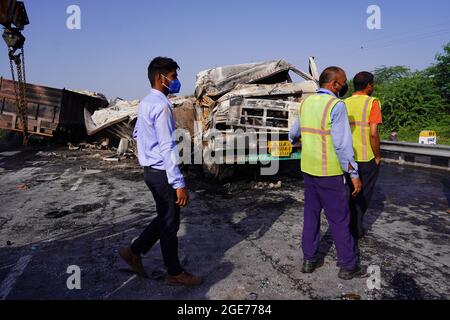 Ajmer,India , agosto 17: Gli esperti di Criminalistica effettuano la revisione tecnica dei veicoli interessati, lavorando sull'origine dell'incidente . Un incendio si rompe dopo una collisione tra due camion su un'autostrada nazionale vicino Ajmer, Rajasthan, quattro persone sono state gravemente bruciate e trasportate a Hospital.Credit: Himanshu Sharma / Eyepix Group/Alamy Live News Foto Stock