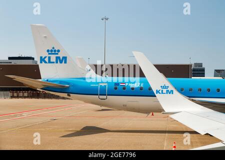 Amsterdam, Paesi Bassi - 7 luglio 2021: KLM Plains all'aeroporto di Schiphol. Foto Stock