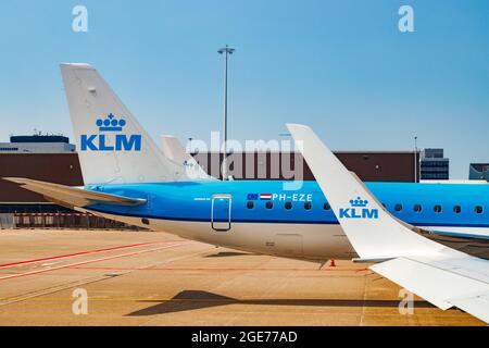 Amsterdam, Paesi Bassi - 7 luglio 2021: KLM Plains all'aeroporto di Schiphol. Foto Stock