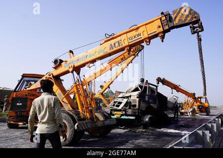 Ajmer,India , agosto 17: Gli esperti di Criminalistica effettuano la revisione tecnica dei veicoli interessati, lavorando sull'origine dell'incidente . Un incendio si rompe dopo una collisione tra due camion su un'autostrada nazionale vicino Ajmer, Rajasthan, quattro persone sono state gravemente bruciate e trasportate a Hospital.Credit: Himanshu Sharma / Eyepix Group/Alamy Live News Foto Stock