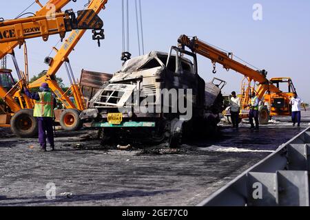 Ajmer,India , agosto 17: Gli esperti di Criminalistica effettuano la revisione tecnica dei veicoli interessati, lavorando sull'origine dell'incidente . Un incendio si rompe dopo una collisione tra due camion su un'autostrada nazionale vicino Ajmer, Rajasthan, quattro persone sono state gravemente bruciate e trasportate a Hospital.Credit: Himanshu Sharma / Eyepix Group/Alamy Live News Foto Stock