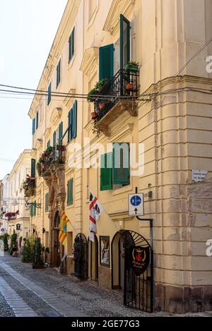 Le bandiere di Alghero e Sardegna su un muro Foto Stock