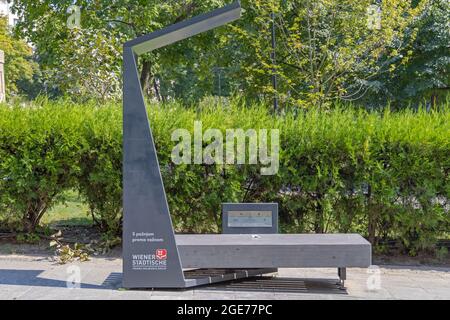 Belgrado, Serbia - 08 agosto 2021: Smart Bench Wi-Fi e ricarica solare nel parco cittadino al Sunny Summer Day. Foto Stock