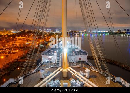 Crociera storica Queen Mary nave inchinare con il porto di Long Beach sullo sfondo di notte a City of Long Beach, Los Angeles County, California CA, USA. Foto Stock