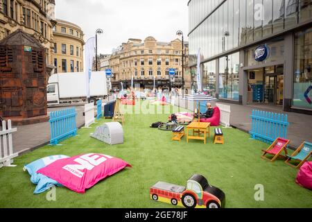 Newcastle Inghilterra: 14 agosto 2021: 'NE1 Summer in the City' Newcastle centro città Blackett Street all'aperto giochi e aree riunioni Foto Stock