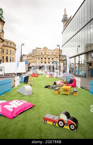 Newcastle Inghilterra: 14 agosto 2021: 'NE1 Summer in the City' Newcastle centro città Blackett Street all'aperto giochi e aree riunioni Foto Stock