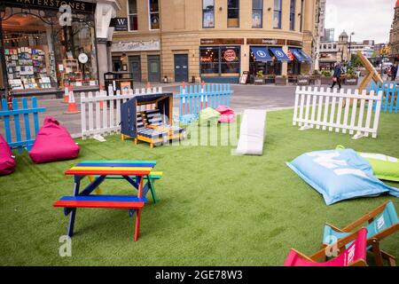 Newcastle Inghilterra: 14 agosto 2021: 'NE1 Summer in the City' Newcastle centro città Blackett Street all'aperto giochi e aree riunioni Foto Stock