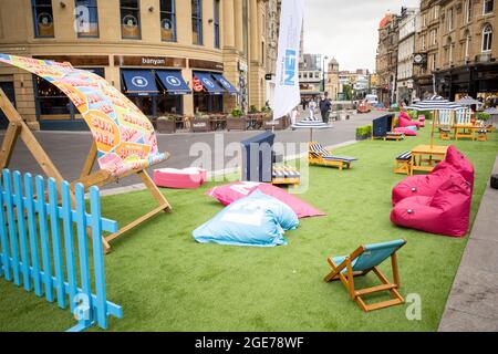 Newcastle Inghilterra: 14 agosto 2021: 'NE1 Summer in the City' Newcastle centro città Blackett Street all'aperto giochi e aree riunioni Foto Stock