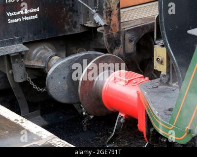 Treno a vapore sulla ferrovia Gloucestershire Warwickshire trainato da un motore Bulleid di classe 'Merchant Navy' - buffering fino a coppia alle carrozze. Foto Stock