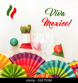 16 settembre, Messico Happy Independence Day, biglietto d'auguri. Viva Mexico, tradizionale frase di festa messicana con gli appassionati di carta, un garland leggero, cactus A. Foto Stock