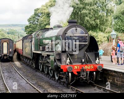 Un treno a vapore trainato da S15 classe vapore locale No.825 in procinto di partire da Grosmont Staion sulla North York Moors Railway con un treno Whitby a Pickering. Foto Stock