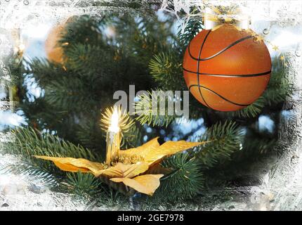 Basket natale bauble appeso sul ramo abete. Saluto di Natale Foto Stock