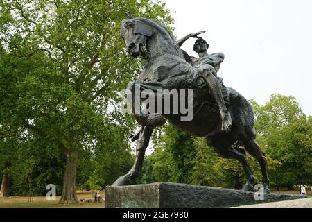 George Frederick Watts capolavoro di scultura “Physical Energy” a Kensington Gardens, Londra, Inghilterra, Regno Unito Foto Stock