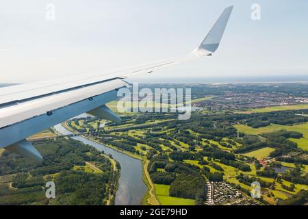 Ala semplice sull'Olanda. Volo da Helsinki ad Amsterdam. Foto Stock