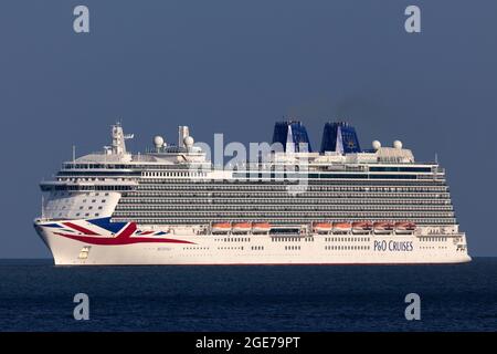 L'enorme nave da crociera Britannia si trova nelle acque al largo della costa di Torbay, Devon, Regno Unito. Foto Stock