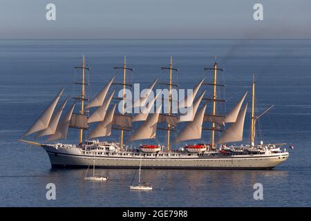 La nave da crociera Golden Horizon salpa a Torbay, Devon, Regno Unito. La maestosa imbarcazione è la più grande imbarcazione a vela quadrata del mondo. Foto Stock