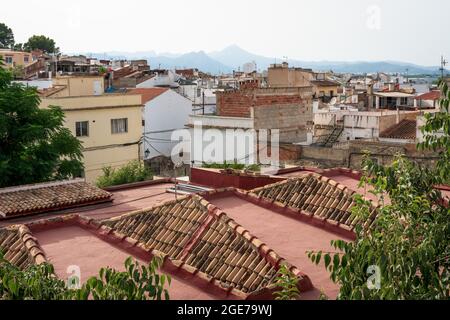 Vista sui tetti in zona residenziale a catena montuosa a Oliva, Spagna Foto Stock