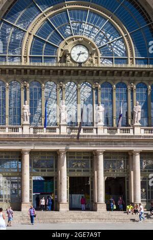 Ingresso principale di Keleti Palyaudvar (stazione ferroviaria) con orologio e passeggeri, Budapest, Ungheria Foto Stock