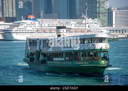 Traversata dei Traghetti Star da Tsim Sha Tsui, Molo Centrale, Sheung WAN, Victoria Harbour, Isola di Hong Kong, Hong Kong, Repubblica popolare cinese Foto Stock