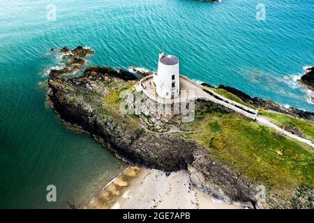 Vista aerea del faro Twr Mawr che significa grande torre in gallese su Ynys Llanddwyn su Anglesey Wales segna l'ingresso occidentale dello stretto di Menai. Foto Stock