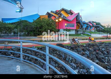 Scena notturna di Biomuseo, un museo dedicato alla storia nazionale della regione e l'istmo che permette il canale di Panama, situato appena fuori Pana Foto Stock