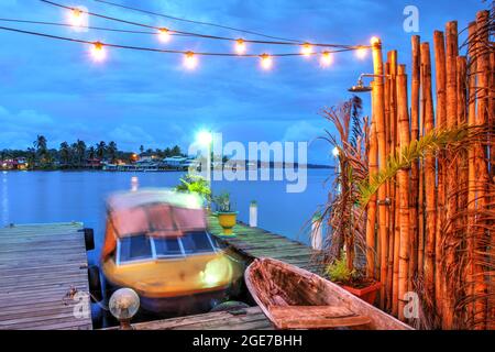 Attracco barca a Bocas Town, Bocas del Toro, Panama di notte. Foto Stock