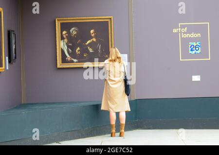 Londra, UK.Trafalgar Square ospita la mostra d'arte all'aperto della National Gallery. Schizzo sul quadrato. Trafalgar Square a Londra West End occupato durante le vacanze scolastiche. Credit: JOHNNY ARMSTEAD/Alamy Live News Foto Stock