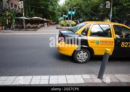 Mendoza, Argentina - Gennaio, 2020: Taxi cittadino nero e giallo all'incrocio di 9 de Julio Street e via pedonale chiamata Paseo Peatonal Sarmient Foto Stock