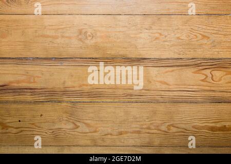 Sfondo di un vecchio pavimento di legno visto dall'alto. Strisce di legno con vernice. Foto Stock