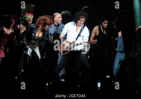 Milano Italia 2009-12-04 , Brian May durante il musical "We Will Rock You" al Teatro della Luna di Assago Foto Stock