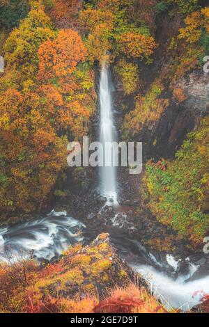 Vista dall'alto delle cascate di Lealt con il vivace e colorato fogliame autunnale sull'isola di Skye, Scozia. Foto Stock