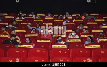 Mumbai, India. 17 agosto 2021. Le persone che indossano maschere sono viste seduti a distanza sociale all'interno del PVR Cinema a Juhu, Mumbai. Solo le persone completamente vaccinate potranno entrare nei centri commerciali e viaggiare con treni locali a Mumbai. Credit: SOPA Images Limited/Alamy Live News Foto Stock