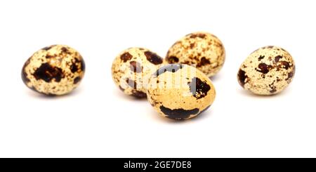 piccole uova di quaglia macchiate isolate su sfondo bianco Foto Stock