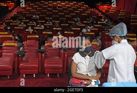 Mumbai, India. 17 agosto 2021. Un operatore sanitario amministra un vaccino ad una donna all'interno del PVR Cinema di Juhu, Mumbai. Solo le persone completamente vaccinate potranno entrare nei centri commerciali e viaggiare in treno locale a Mumbai. Credit: SOPA Images Limited/Alamy Live News Foto Stock