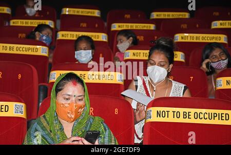 Mumbai, India. 17 agosto 2021. Le persone che indossano maschere sono viste seduti a distanza sociale all'interno del PVR Cinema a Juhu, Mumbai. Solo le persone completamente vaccinate potranno entrare nei centri commerciali e viaggiare con treni locali a Mumbai. Credit: SOPA Images Limited/Alamy Live News Foto Stock