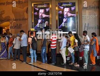 Mumbai, India. 17 agosto 2021. La gente si trova in fila all'interno del multiplex Juhu PVR con i documenti di vaccinazione Covid-19 a Mumbai. Solo le persone completamente vaccinate potranno entrare nei centri commerciali e viaggiare in treno locale a Mumbai. (Foto di Ashish Vaishnav/SOPA Images/Sipa USA) Credit: Sipa USA/Alamy Live News Foto Stock