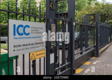 PARIGI, FRANCIA - 30 luglio 2021: La segnaletica della Camera di Commercio Internazionale ICC su un cancello a Parigi, Francia Foto Stock