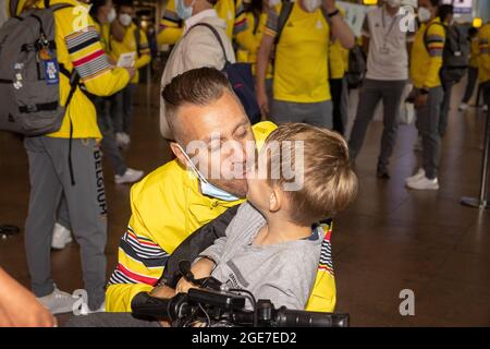 L'atleta paralimpio Roger Habsch con suo figlio raffigurato durante la partenza di diversi atleti del Team Belgium ai Giochi Paralimpici di Tokyo 2020, Tu Foto Stock