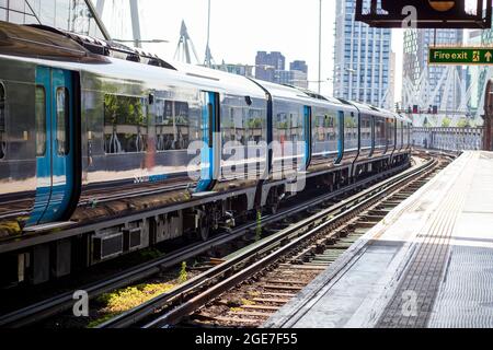 Un treno City Beam del 707 parte dalla stazione di Charing Cross. Il treno è uno dei nuovi treni che verranno commissionati sulla rete ferroviaria sud-orientale. Ha una livrea nuova ed è un treno Siemens. La British Rail Class 707 Desiro City è un'unità elettrica multipla. Foto Stock