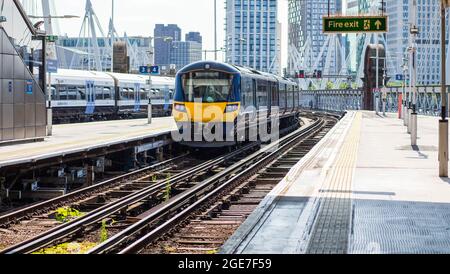 Un treno City Beam del 707 parte dalla stazione di Charing Cross. Il treno è uno dei nuovi treni che verranno commissionati sulla rete ferroviaria sud-orientale. Ha una livrea nuova ed è un treno Siemens. La British Rail Class 707 Desiro City è un'unità elettrica multipla. Foto Stock