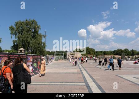 NIS, Serbia - 14 agosto 2021 Piazza della città con pavimento lastricato e le persone che camminano in una calda giornata di sole nella città di Nis Foto Stock