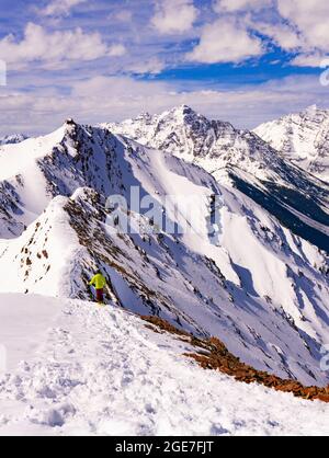 Persona Trekking in Extreme Winter Rocky Mountain Peaks Foto Stock