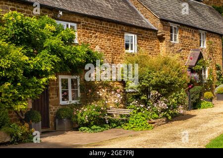 Regno Unito, Inghilterra, Oxfordshire, Balscote, Manor Farm Lane, Graziosi Cottswold in pietra costruito Cottages, con forno per il pane Foto Stock