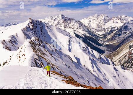 Uomo Escursioni in alta altitudine neve estrema cime di montagna Foto Stock