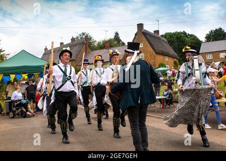 Regno Unito, Inghilterra, Oxfordshire, Wroxton, chiesa annuale fete in corso, ballerini Morris su Main Street, al bordo del villaggio verde Foto Stock